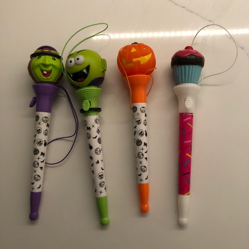 NWOT Halloween pen cups! Heads pop off!